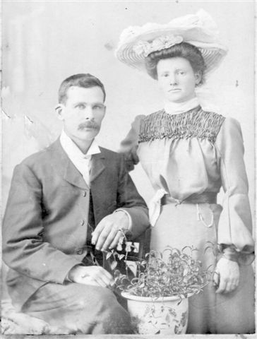Daniel and Nellie on their wedding day, 1905