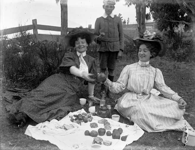 A summer picnic (1900)