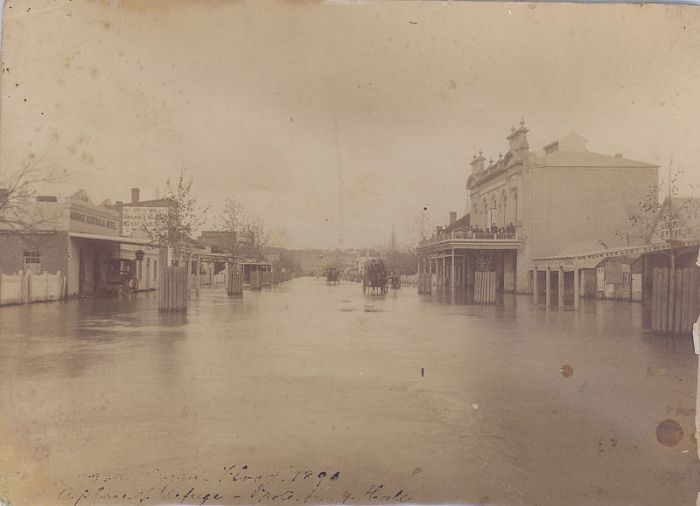 Baylis_Street,_Wagga_Wagga_in_the_1890_flood